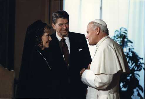 President_and_Mrs._Reagan_meet_Pope_John_Paul_II_1982